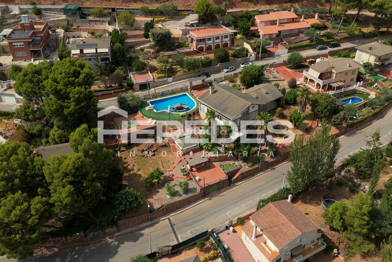 Foto b7d2b019-c981-4c9c-be6e-6a21fbaee381. Casa amb xemeneia calefacció aparcament piscina a Torrelles de Llobregat