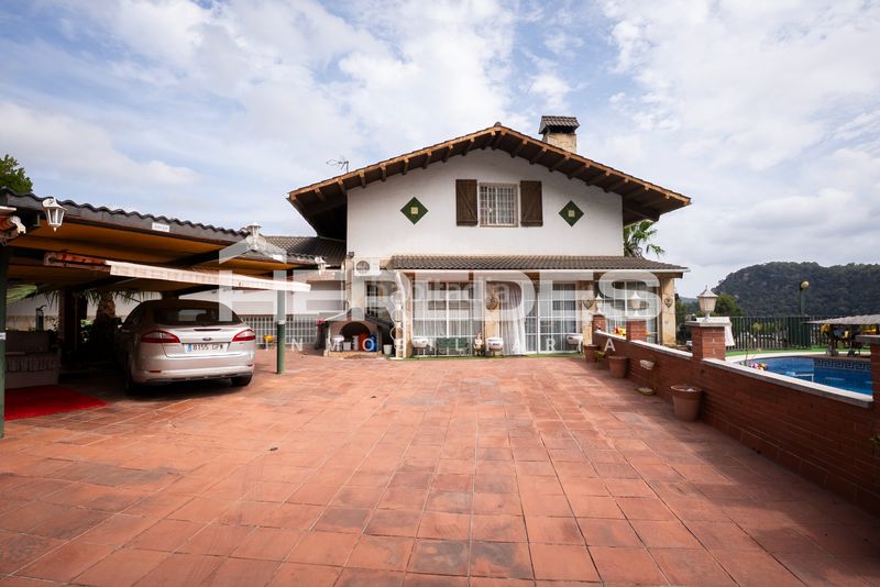 Foto b96b61ad-74cf-4b59-bce6-a4ae37a31b82. Casa amb xemeneia calefacció aparcament piscina a Torrelles de Llobregat