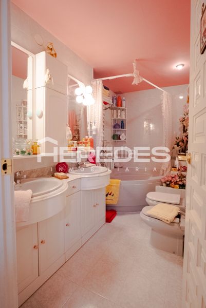 Foto db4e9fad-d4c7-43cb-836d-06466f525471. Casa amb xemeneia calefacció aparcament piscina a Torrelles de Llobregat