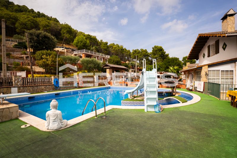Foto e0a1eeb0-10ee-4d1e-8983-c8b3603eb28d. Casa amb xemeneia calefacció aparcament piscina a Torrelles de Llobregat