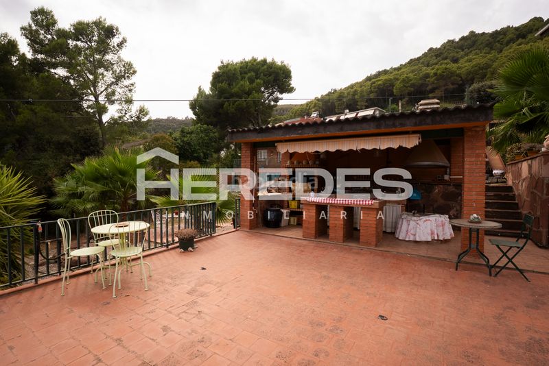 Foto e0a2f24c-5387-4b46-816a-5e5eee1e4ee0. Casa amb xemeneia calefacció aparcament piscina a Torrelles de Llobregat