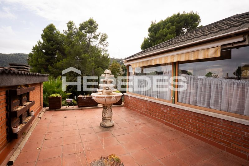 Foto e3c8ca73-e829-462a-9a91-bbcad21862d1. Casa amb xemeneia calefacció aparcament piscina a Torrelles de Llobregat