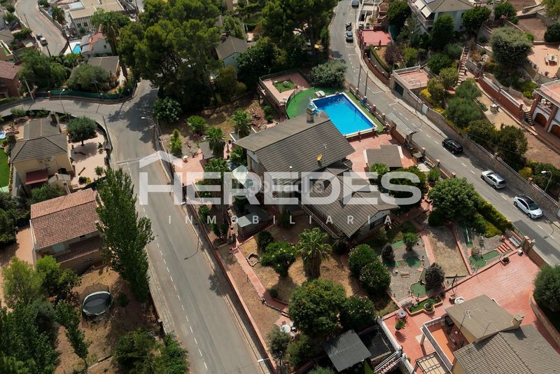 Foto eb3bd13c-a766-44e0-bf1b-b71e9cb9f8a2. Casa amb xemeneia calefacció aparcament piscina a Torrelles de Llobregat