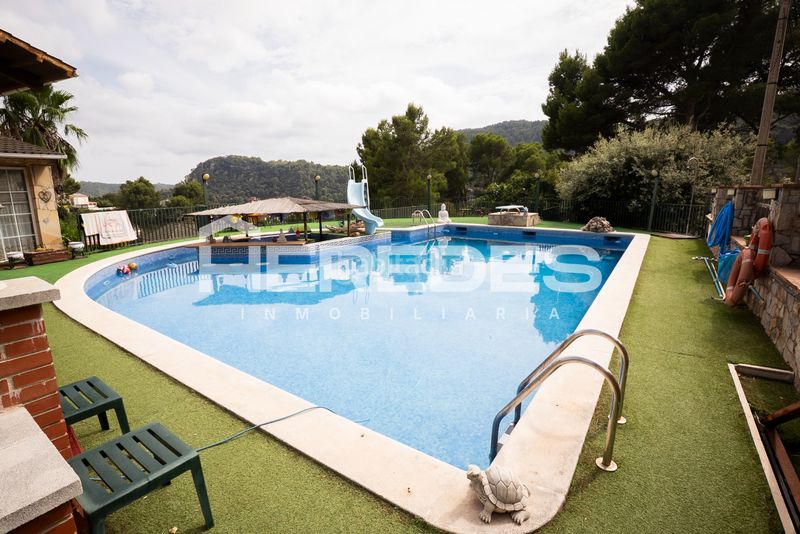 Foto ec07c677-2992-4af9-838c-36e6ccd7ba39. Casa amb xemeneia calefacció aparcament piscina a Torrelles de Llobregat
