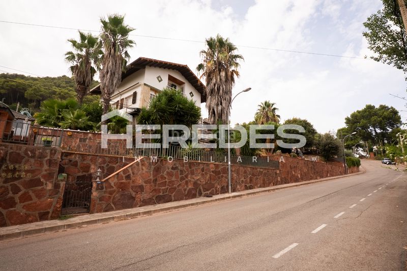 Foto f018f7c1-e437-4d47-9235-6aaba0dc08ae. Casa amb xemeneia calefacció aparcament piscina a Torrelles de Llobregat