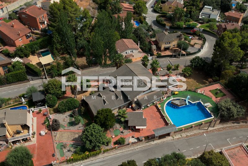Foto fbf7d6b7-1606-4d44-8865-3f9e065505eb. Casa amb xemeneia calefacció aparcament piscina a Torrelles de Llobregat