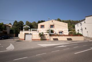 Maison  Carrer de la creu de sant pau 1. Casa con terreno llano y gran potencial a 25 minutos de barcelon