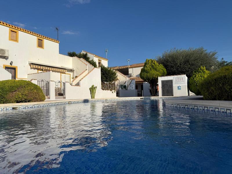 Foto 50bc260c-c8ef-4c8b-8e27-94e2dc3b42d3. Casa aparellada amb aparcament piscina a Pueblo Latino Pilar de la Horadada