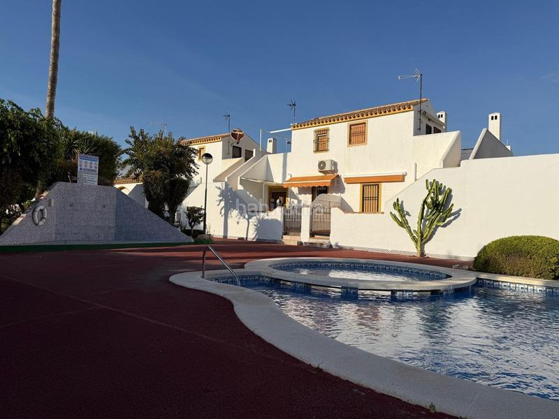 Foto 6b76cef4-d335-4b59-ba4b-28ddc12f8682. Towny house with parking pool in Pueblo Latino Pilar de la Horadada