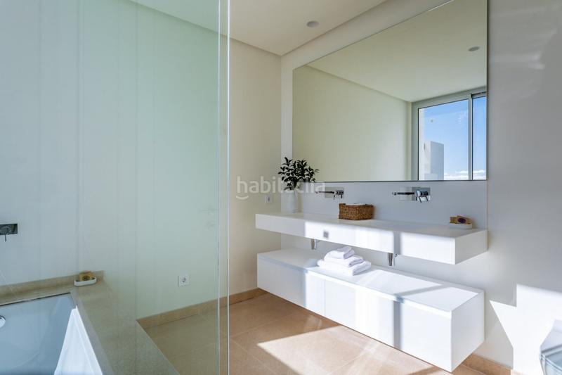 Foto 12f268ec-0322-4bb2-a4a3-edefdcb84db9. Ático maravilloso ático con solárium orientado al sur con 3 habitaciones y 3 baños con vistas al mar. en Benahavís