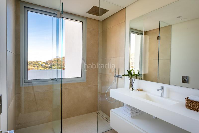 Foto 4c253feb-7107-45e2-9080-560075f1d329. Ático maravilloso ático con solárium orientado al sur con 3 habitaciones y 3 baños con vistas al mar. en Benahavís