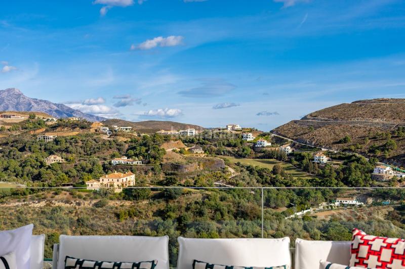 Foto 6d2d8970-3cef-4d5d-8ddb-efbecd1b8954. Ático maravilloso ático con solárium orientado al sur con 3 habitaciones y 3 baños con vistas al mar. en Benahavís