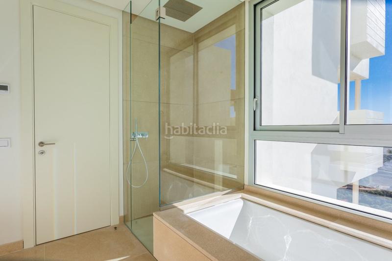 Foto dc74e032-21ca-433b-b2d7-0e624e0ca781. Ático maravilloso ático con solárium orientado al sur con 3 habitaciones y 3 baños con vistas al mar. en Benahavís