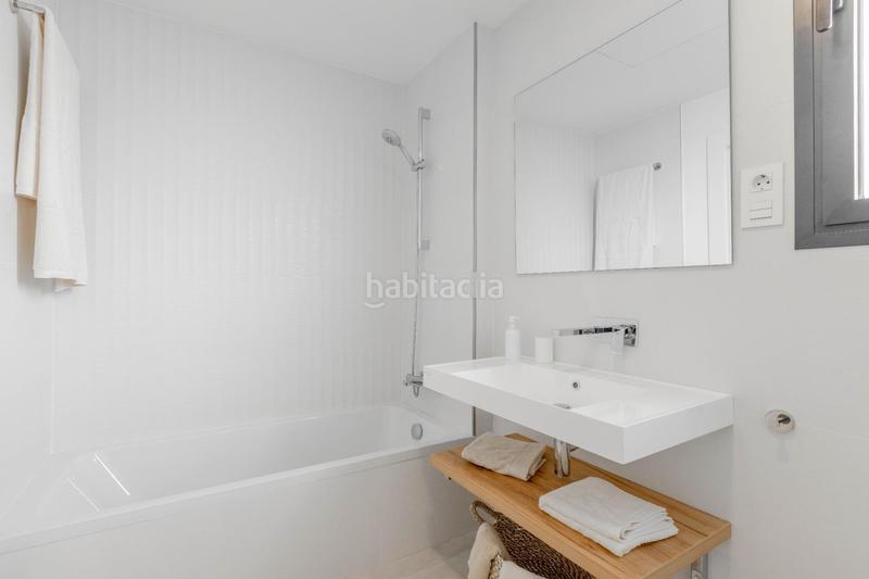 Foto 0de368c9-93f9-4120-9837-bb013f4b266e. Casa adosada te proponemos esta espectacular vivienda con grandes terrazas estratégicamente ubicada en Mijas