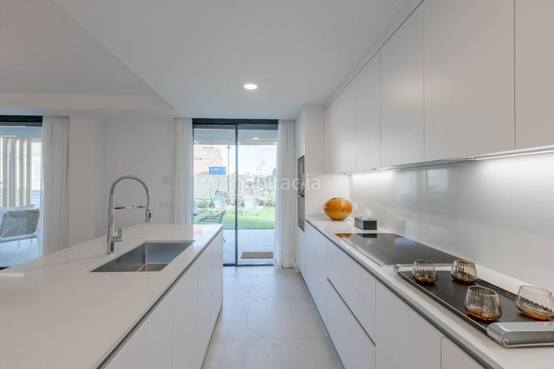 Foto ebd84d51-f0de-4c2b-93e3-77849fc13da0. Casa adosada te proponemos esta espectacular vivienda con grandes terrazas estratégicamente ubicada en Mijas