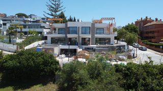 Doppelhaus in Calle alisos (los) (artola alt) 7. Villa de esquina en cabopino a estrenar! máximas calidades