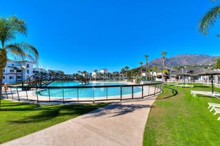 Apartamento  Urbanizacion altos de estepona. Espectacular atico contemporáneo de 2 dormitorios en una comunid