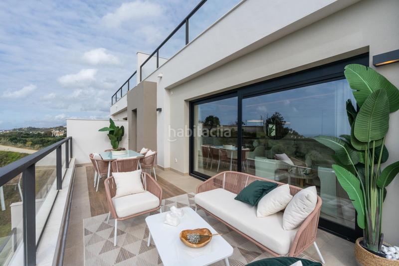 Foto 23c7c013-94d8-475f-a967-c2723e259f72. Ático espectacular apartamento ático dúplex una zona muy selecta con vistas panorámicas a un lago natural en Marbella