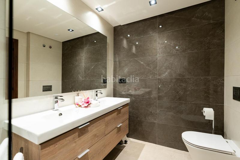 Foto 2525db76-24bd-4b7d-9855-4d40d1d2a042. Ático espectacular apartamento ático dúplex una zona muy selecta con vistas panorámicas a un lago natural en Marbella