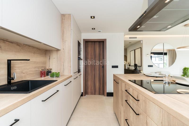 Foto 4b2ec22b-8b49-496d-b582-f37f387e392f. Ático espectacular apartamento ático dúplex una zona muy selecta con vistas panorámicas a un lago natural en Marbella
