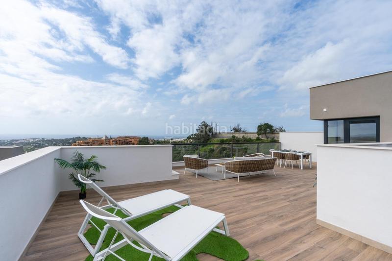 Foto cef5915b-c42b-47c5-be5b-b188cb5bff46. Ático espectacular apartamento ático dúplex una zona muy selecta con vistas panorámicas a un lago natural en Marbella