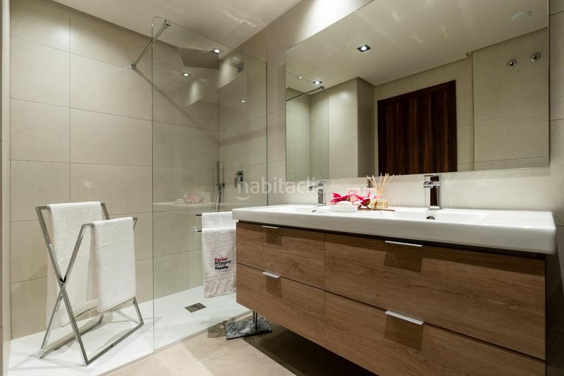 Foto d66ce23c-8da3-4606-8a97-736ca980451b. Ático espectacular apartamento ático dúplex una zona muy selecta con vistas panorámicas a un lago natural en Marbella