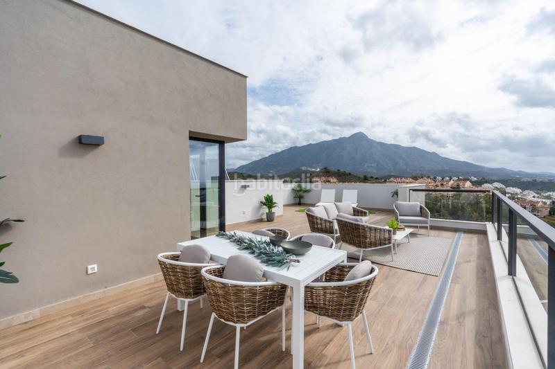 Foto ed8942ae-af30-49a8-904a-707cf34f3a0a. Ático espectacular apartamento ático dúplex una zona muy selecta con vistas panorámicas a un lago natural en Marbella