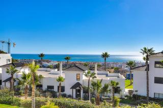 Apartament a Altos de estepona 1. Espectacular apartamento contemporáneo de 3 dormitorios  en un e