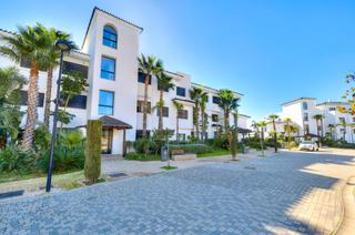 Apartament a Altos de estepona 1. Espectacular apartamento contemporáneo de 3 dormitorios  en un e