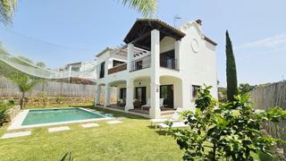 Xalet  Santa maria. Te brindamos esta elegante y luminosa villa anclada en pleno gol