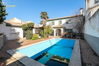 Mas à Residencial Triana - Barrio Alto. Chalet con piscina y terreno en el centro de las gabias
