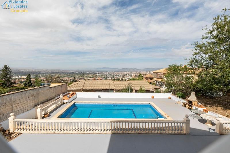 Foto cdc856cd-d1a1-424f-8e2a-911c74bb5232. Chalet espectacular chalet con piscina y vistas a la ciudad en Monachil