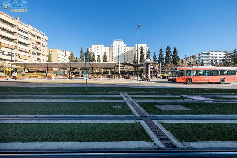 Foto afbd73eb-8e8d-4ce1-9a9d-cc681d3287c4. Parking coche gran plaza de garaje en avenida de constitución en Granada