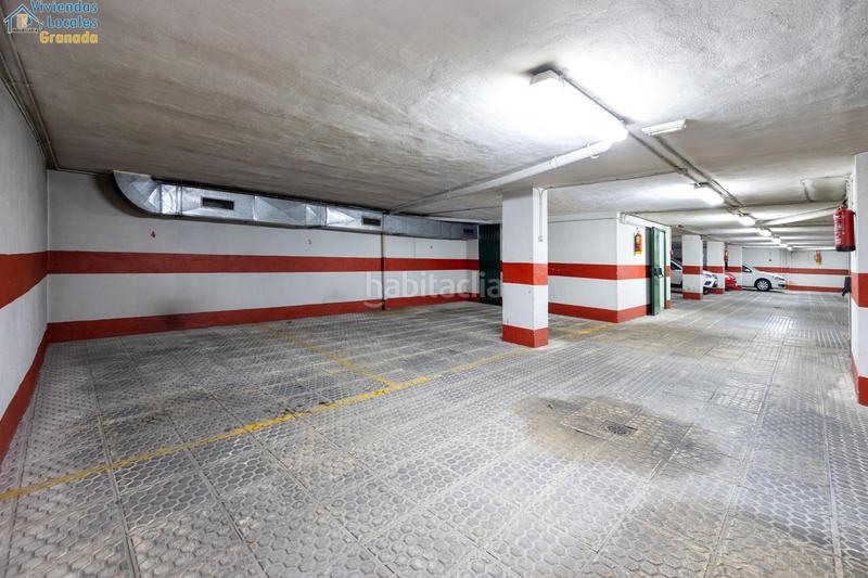 Foto e0e8e9b3-6edd-4e4f-a8fe-4f7cdaeec6fa. Parking coche gran plaza de garaje en avenida de constitución en Granada