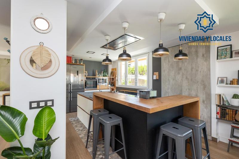 Foto 2909247e-a74a-4081-9b6d-8d35427f1d58. Chalet en calle tirso de molina 14 descubre tu villa de lujo ! chalet independiente con piscina privada en Otura