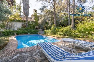 Chalet en Albolote. Magnifico chalet con amplios jardines y piscina en cortijo del a