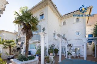 Casa aparellada  Calle de la gallomba. Casa pareada con piscina en zona muy tranquila de gojar barranco