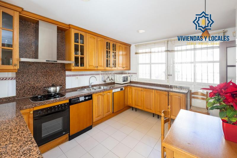 Foto 0ac5fb58-37be-4cc8-926d-74453321cce9. Casa adosada espectacular casa ubicada en el exclusivo barrio de albayda, diseñada con una distribución funcional en Granada