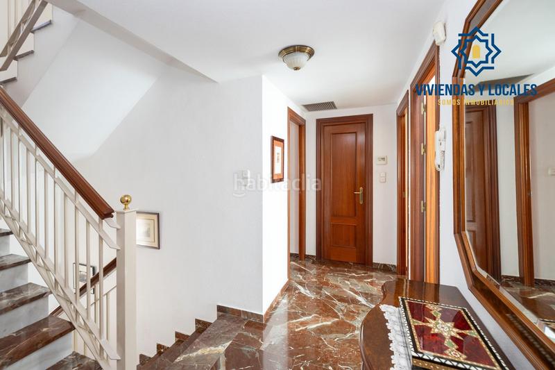 Foto 4a363684-80bf-4d8a-99ca-cc3e857531c9. Casa adosada espectacular casa ubicada en el exclusivo barrio de albayda, diseñada con una distribución funcional en Granada