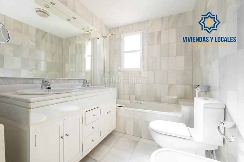 Foto 63d7100e-360c-4158-9506-e16e499f7a2e. Casa adosada espectacular casa ubicada en el exclusivo barrio de albayda, diseñada con una distribución funcional en Granada