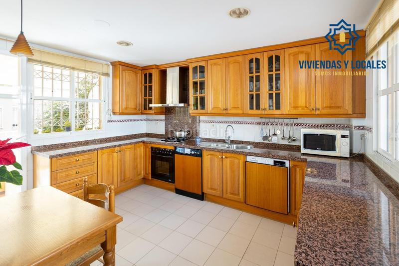 Foto 6423f46b-0740-425f-a600-efcb7c0f117d. Casa adosada espectacular casa ubicada en el exclusivo barrio de albayda, diseñada con una distribución funcional en Granada