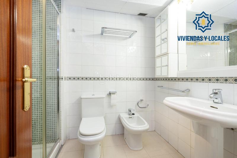 Foto 88a17346-bf51-493e-809e-2c08307b590e. Casa adosada espectacular casa ubicada en el exclusivo barrio de albayda, diseñada con una distribución funcional en Granada
