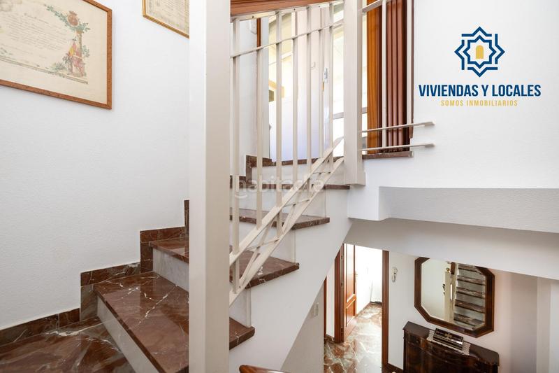 Foto a83896a5-f4e2-4fd8-a298-98e03e60a1bc. Casa adosada espectacular casa ubicada en el exclusivo barrio de albayda, diseñada con una distribución funcional en Granada