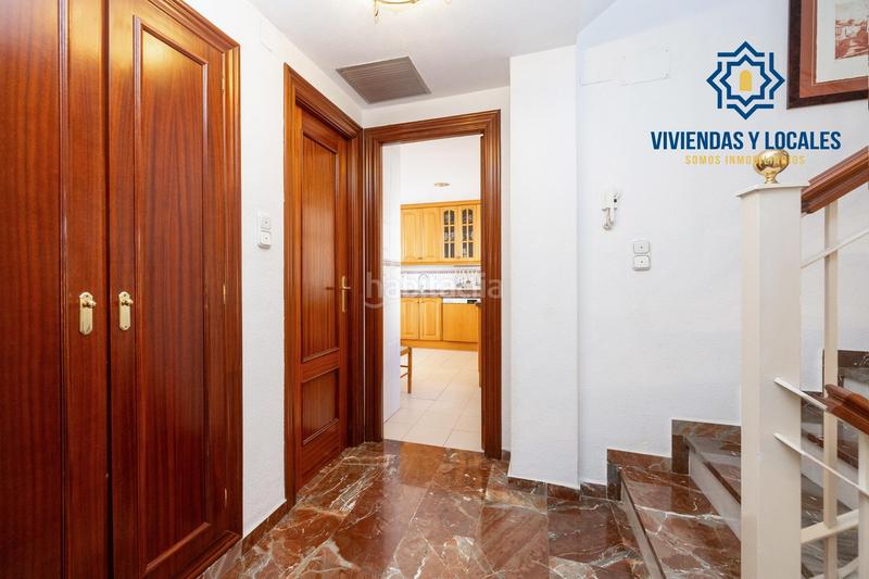 Foto b9b7060c-9139-4754-a1be-e8764843f3ef. Casa adosada espectacular casa ubicada en el exclusivo barrio de albayda, diseñada con una distribución funcional en Granada