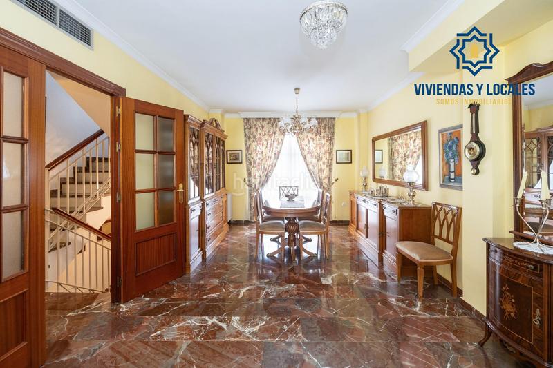 Foto bb04e3bc-5fb5-42b3-90b6-1446db18cc9a. Casa adosada espectacular casa ubicada en el exclusivo barrio de albayda, diseñada con una distribución funcional en Granada