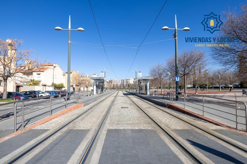 Foto bf4c4d8d-3f4f-4a71-a77f-c0a22404f494. Casa adosada espectacular casa ubicada en el exclusivo barrio de albayda, diseñada con una distribución funcional en Granada
