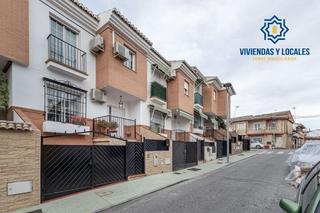 Casa aparellada a Calle alhamar 11. Adosada en el centro de peligros