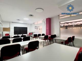 Location Local commercial à Calle conde cifuentes 33. Gran local en zona alhamar ideal para oficinas, academia, clínic