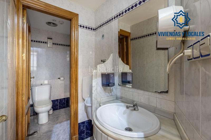 Foto 855f6241-82ff-4e5c-81f9-87897c26d1fb. Local comercial a calle rector lopez argueta 23 a Granada