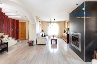 Maison jumelée à Huétor Vega. Sale a la venta una fantastica vivienda unifamiliar pareada